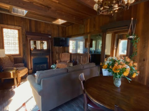 Waterfall Cottage | Living area