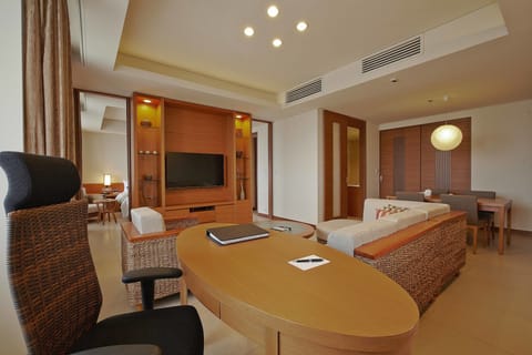 Executive Suite | In-room safe, desk, iron/ironing board, rollaway beds