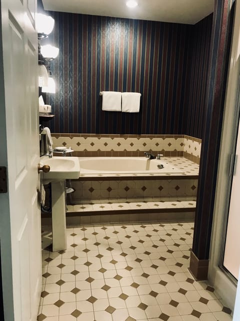 Deluxe Suite, River View | Jetted tub