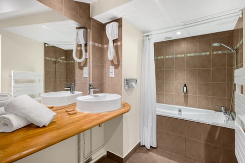 Classic Double Room, 1 Double Bed | Bathroom | Combined shower/tub, rainfall showerhead, free toiletries, hair dryer