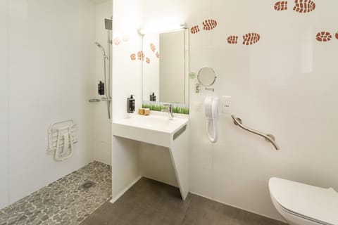 Standard Room, 1 Double Bed | Bathroom | Shower, rainfall showerhead, eco-friendly toiletries, hair dryer