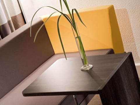 Standard Room, 2 Twin Beds | Living area | Flat-screen TV