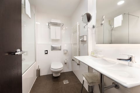 Superior Double Room | Bathroom | Shower, free toiletries, hair dryer, slippers