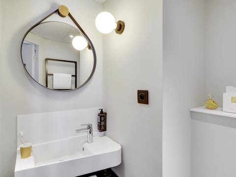 Standard Room, 1 Double Bed | Hypo-allergenic bedding, desk, soundproofing, iron/ironing board