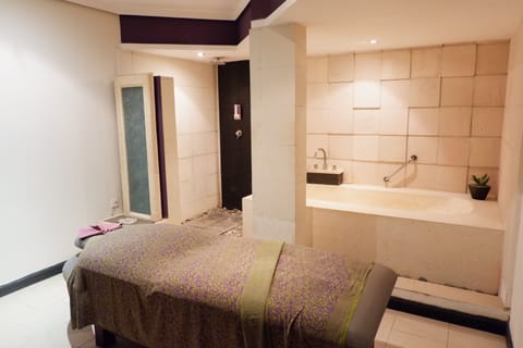 Couples treatment rooms, spa tub, body treatments, aromatherapy