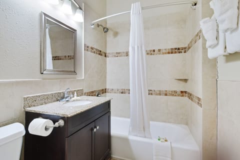 Combined shower/tub, free toiletries, hair dryer, towels