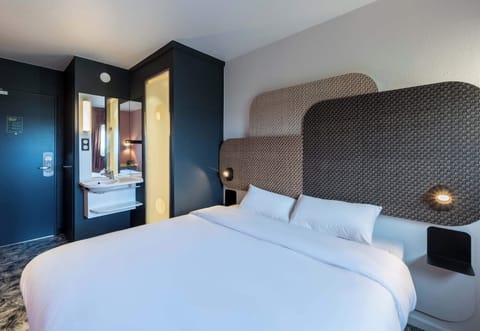 Double Room, Non Smoking | Premium bedding, in-room safe, desk, blackout drapes