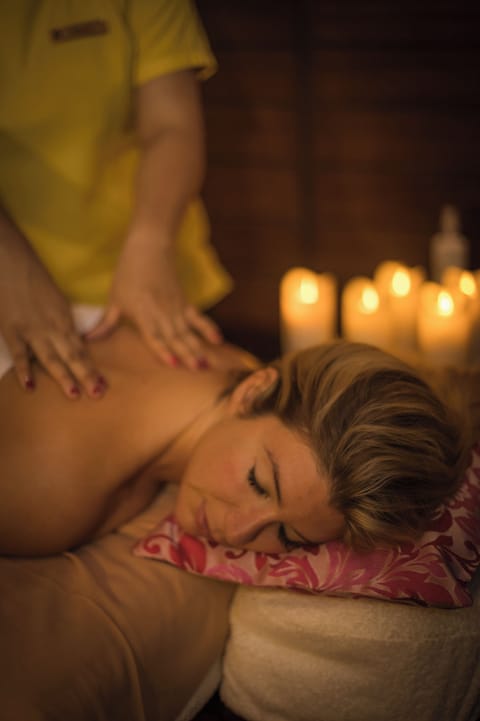 Couples treatment rooms, sauna, spa tub, steam room, body treatments