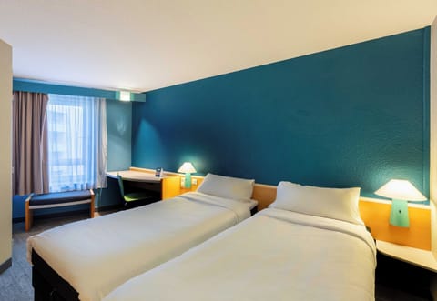 Standard Twin Room, Non Smoking | Desk, laptop workspace, soundproofing, iron/ironing board