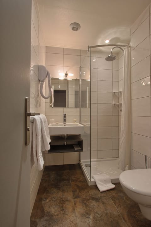 Superior Double Room | Bathroom | Combined shower/tub, hair dryer, towels