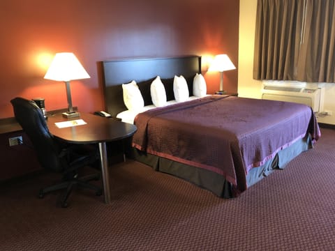 Executive Room, 1 King Bed | Desk, blackout drapes, soundproofing, iron/ironing board