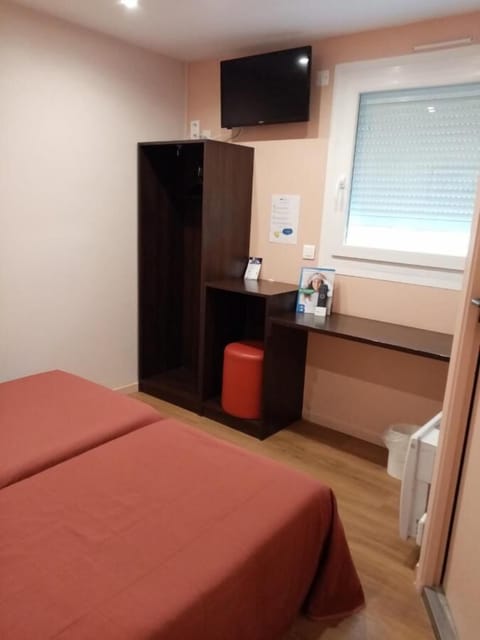 Twin Room | Desk, free WiFi, bed sheets, wheelchair access