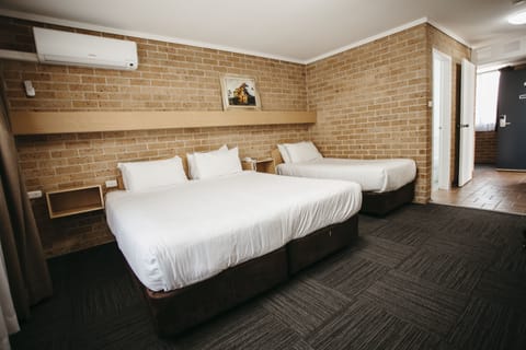 Deluxe Studio Suite | Iron/ironing board, free WiFi, bed sheets