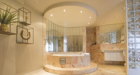 Honeymoon Suite, 1 King Bed, Garden View | Bathroom | Separate tub and shower, hair dryer, towels