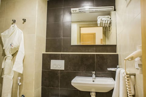 Classic Single Room, 1 Large Twin Bed, Sea View | Bathroom | Combined shower/tub, deep soaking tub, free toiletries, hair dryer