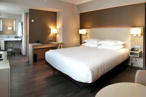 Executive Room, 1 King Bed, Non Smoking | Premium bedding, minibar, in-room safe, desk