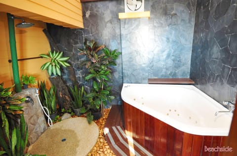 Beach Side | Deep soaking bathtub