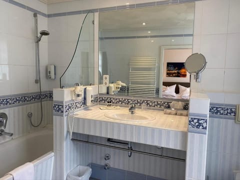 Standard Double Room | Bathroom | Free toiletries, towels, soap, shampoo