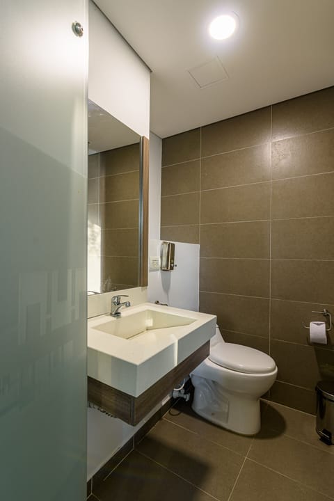 Standard Room | Bathroom | Shower, rainfall showerhead, towels