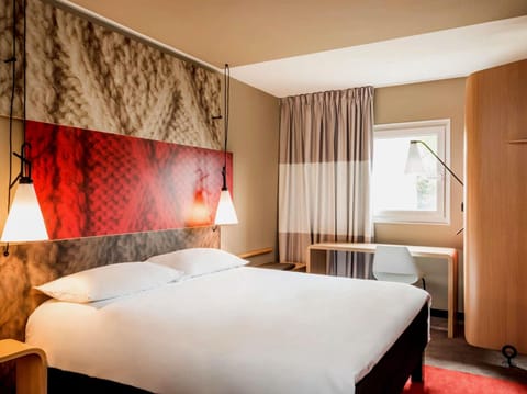 Standard Room, 1 Double Bed | Pillowtop beds, desk, laptop workspace, soundproofing