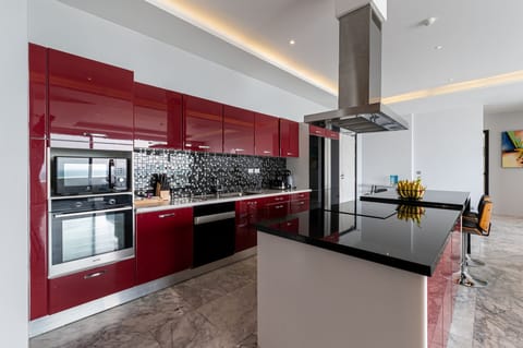 Executive Penthouse | Private kitchen | Fridge, microwave, oven, stovetop