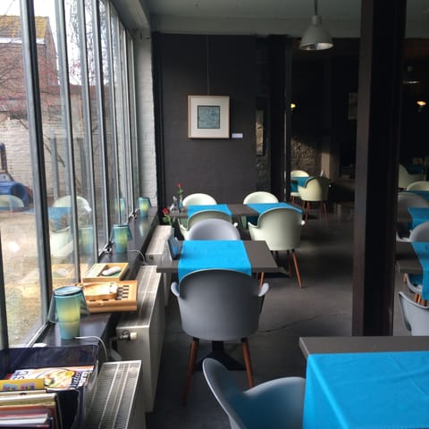 Breakfast and lunch served, international cuisine