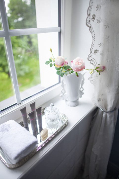 Premium Suite, 1 Bedroom, Executive Level | Bathroom | Shower, free toiletries, hair dryer, bathrobes