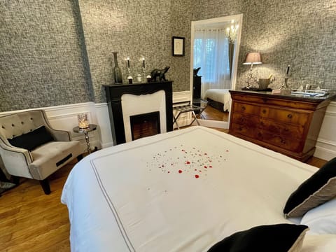 Premium Suite, 1 Bedroom, Executive Level | Egyptian cotton sheets, premium bedding, Tempur-Pedic beds, minibar