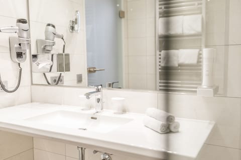 Single Room | Bathroom | Free toiletries, hair dryer, slippers, towels