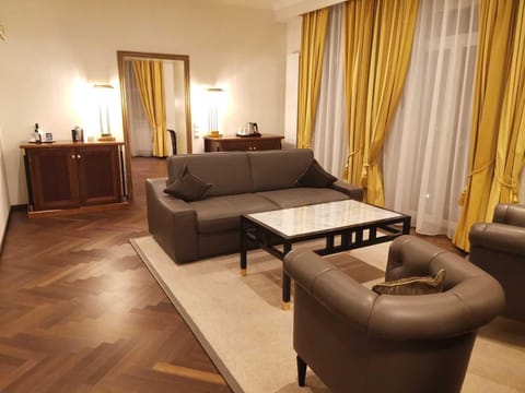 Salzburg Suite | Egyptian cotton sheets, premium bedding, minibar, in-room safe