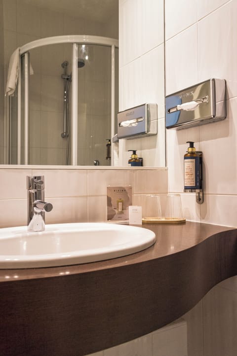 Superior Double Room, Terrace | Bathroom | Free toiletries, hair dryer, towels, soap