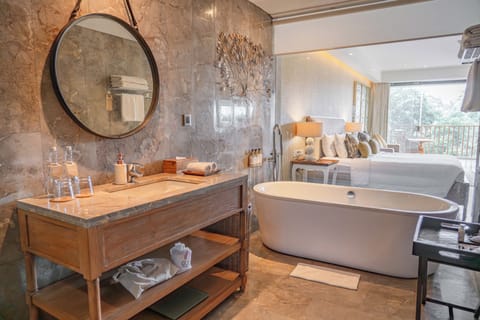Deluxe Suite | Bathroom | Separate tub and shower, free toiletries, bathrobes, slippers