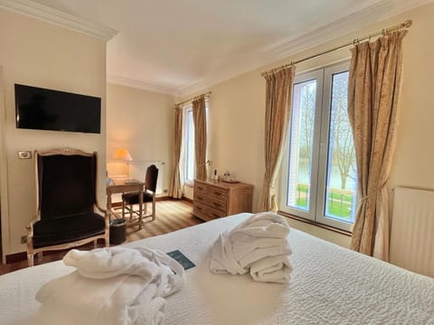 Classic Suite, 1 Bedroom, Bathtub, River View | Premium bedding, in-room safe, individually decorated, desk