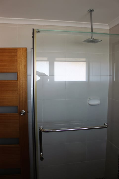 Executive Room, 1 King Bed | Bathroom shower