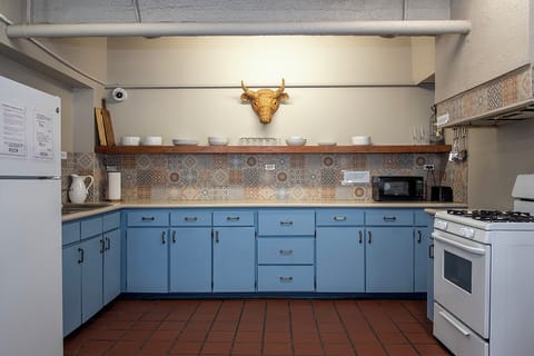 Full-size fridge, microwave, oven, cookware/dishes/utensils