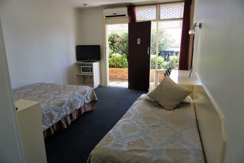 Standard Twin Room, Multiple Beds | Desk, laptop workspace, free WiFi, bed sheets