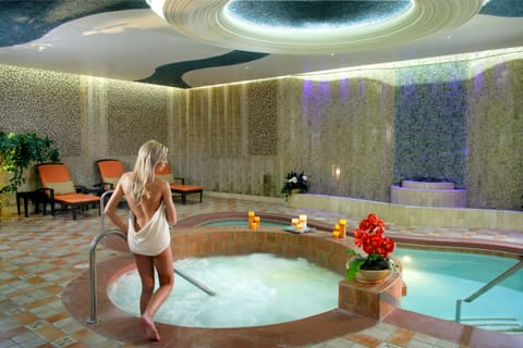 Couples treatment rooms, sauna, spa tub, steam room, body treatments