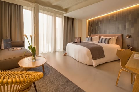 Junior Suite | Egyptian cotton sheets, premium bedding, down comforters, minibar