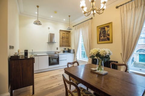 Two Bedroom Luxury Apartment - King & Twin - (Adjacent to hotel less than 15 metres) | Private kitchen