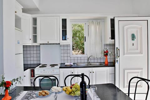 Apartment, 3 Bedrooms, 2 Bathrooms | Private kitchen | Fridge, stovetop, coffee/tea maker, electric kettle