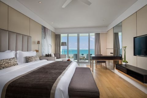 Panoramic Room, 1 King Bed, Ocean View | Minibar, in-room safe, desk, blackout drapes