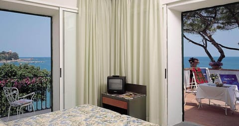 Minibar, in-room safe, bed sheets