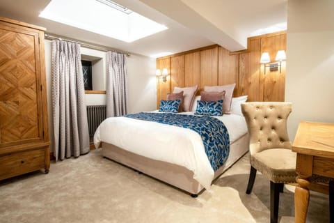 Superior Suite | Minibar, in-room safe, desk, laptop workspace