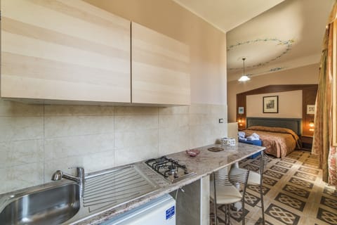 Comfort Studio Suite, Multiple Beds | Private kitchen