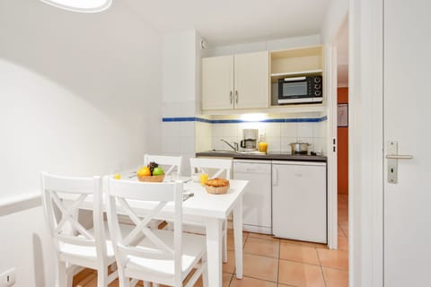 Studio 3 people | Private kitchen | Fridge, microwave, oven, stovetop