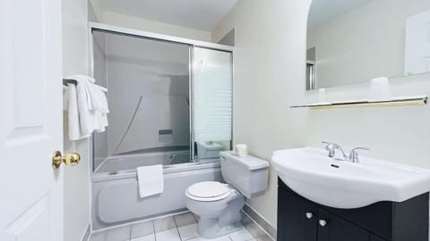 Deluxe Room, 1 Queen Bed | Bathroom | Towels