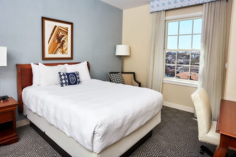 Traditional Room, 1 Queen Bed | Premium bedding, pillowtop beds, iron/ironing board, free WiFi