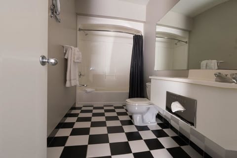 Junior Suite | Bathroom | Combined shower/tub, free toiletries, hair dryer, towels