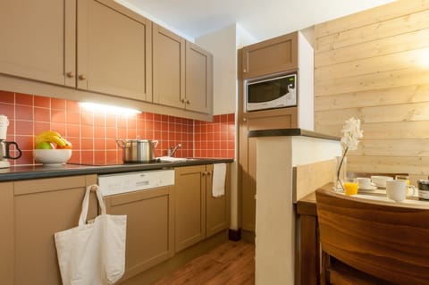 Standard - Apartment 6 people - 2 bedrooms | Private kitchen | Fridge, microwave, stovetop, electric kettle