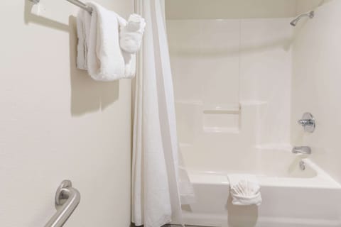 Combined shower/tub, hair dryer, towels